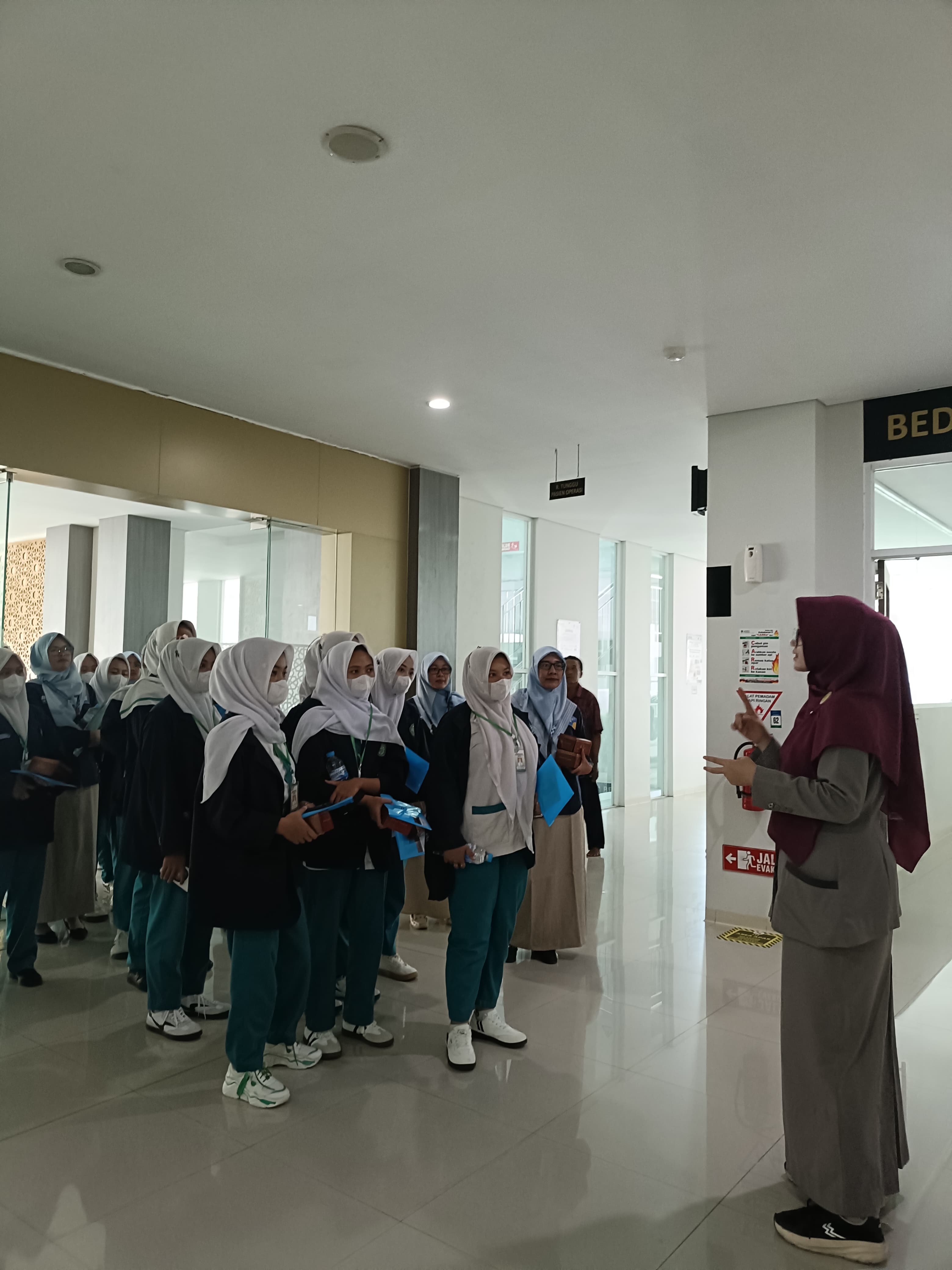 Kunjungan ke Apotek